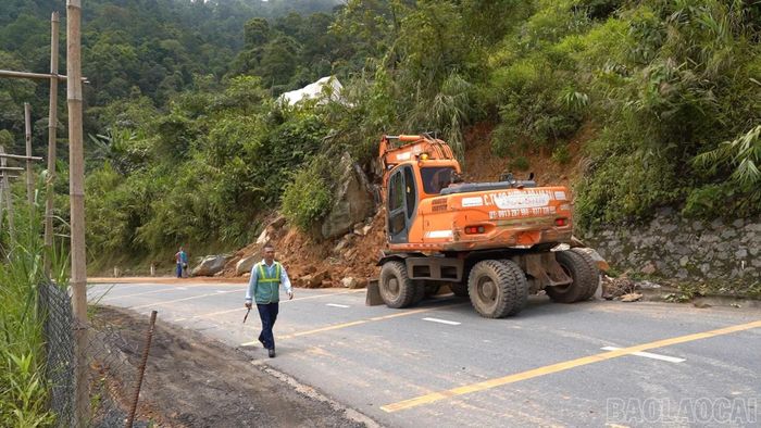 Lực lượng duy tu, bảo dưỡng xử lý sự cố tại điểm sạt lở Km9+500, Tỉnh lộ 155.