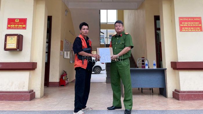 Trao trả tài sản cho công dân tại trụ sở Công an xã Bản Hồ.