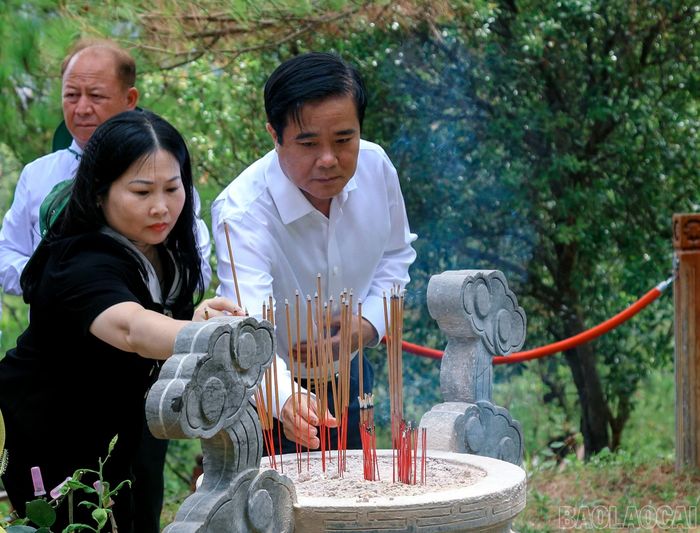 Các đồng chí trong đoàn công tác dâng hương tưởng nhớ Đại tướng Võ Nguyên Giáp.