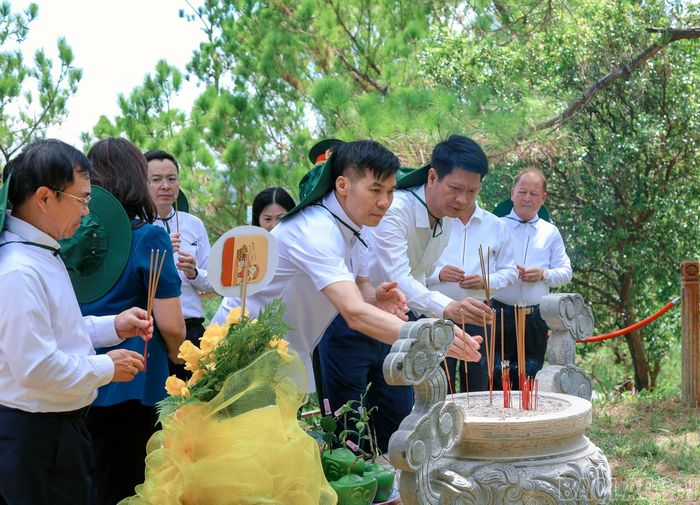Các đồng chí lãnh đạo tỉnh dâng hương tưởng nhớ Đại tướng Võ Nguyên Giáp.