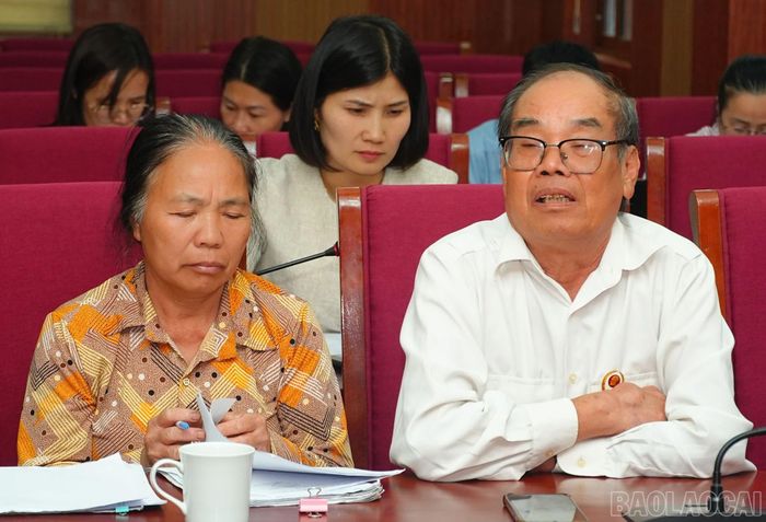Các hộ gia đình nêu ý kiến.