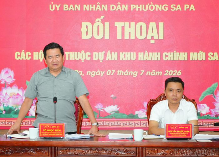 Đồng chí Tô Ngọc Liễn - Bí thư Đảng ủy, Chủ tịch UBND phường phát biểu tại buổi đối thoại.