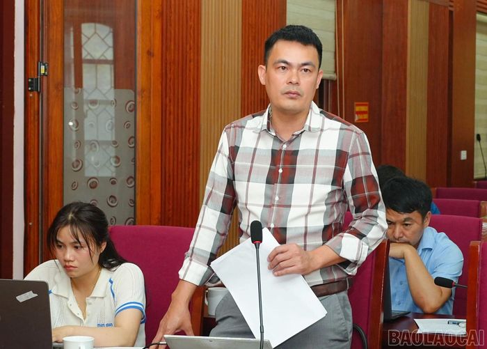 Các phòng ban trả lời ý kiến của người dân.