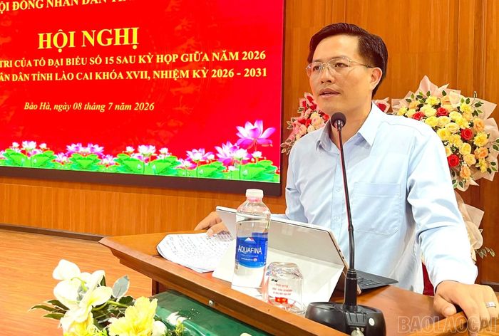 Ông Hoàng Quốc Bảo - Tổ trưởng Tổ đại biểu số 15 HĐND tỉnh tiếp thu ý kiến cử tri.