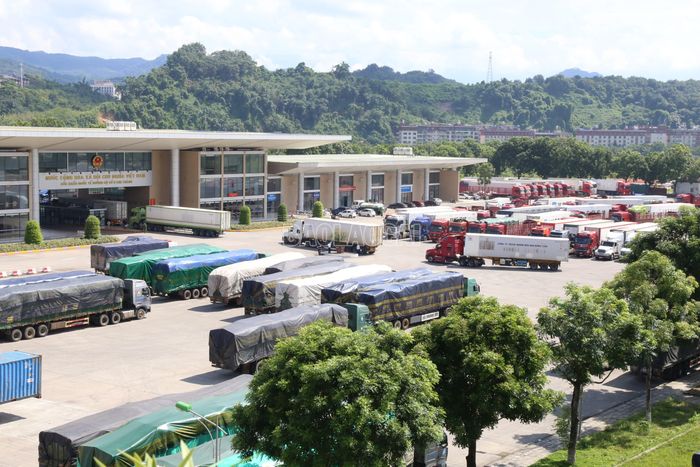Hoạt động xuất - nhập khẩu tại Cửa khẩu Quốc tế đường bộ số II Kim Thành.