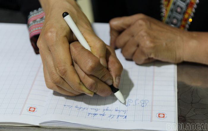 Dưới ánh đèn của lớp học đêm, những nét chữ còn nguệch ngoạc dần trở nên ngay ngắn hơn. Mỗi buổi trôi qua là thêm một bước tiến trên hành trình chinh phục con chữ của những học viên chưa bao giờ từ bỏ ước mơ được học.