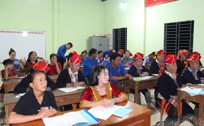 Mỗi buổi học khép lại là thêm một bước tiến trên hành trình xóa mù chữ, mở ra cơ hội để những người từng lỡ nhịp với con chữ được viết tiếp ước mơ của mình.