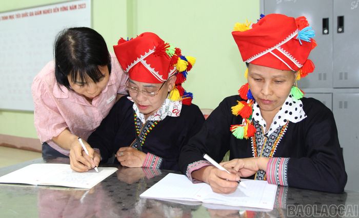  Những nét chữ còn run, những câu đọc còn ngập ngừng đều được cô giáo Trương Thị Tình - giáo viên Trường PTDT bán trú Tiểu học Bảo Hà, kiên nhẫn hướng dẫn, sửa từng lỗi nhỏ. Với nhiều học viên đã ngoài 50, 60 tuổi, việc học đọc, học viết là một thử thách không nhỏ. Nhưng với sự chăm chỉ của học viên cùng sự đồng hành tận tâm của giáo viên, những trang vở mỗi ngày lại thêm kín những con chữ. 