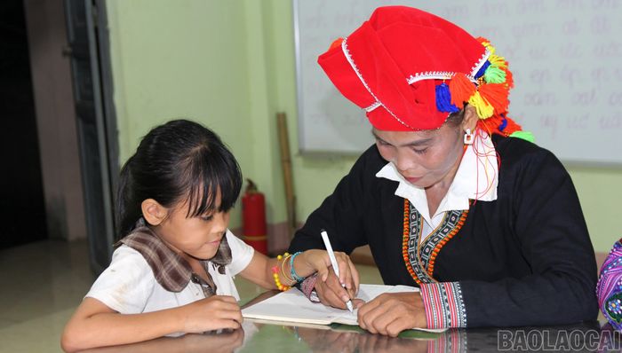 Lớp học còn có những học viên hoàn cảnh rất đặc biệt. Năm nay 44 tuổi, chị Đặng Thị Tam, mẹ của 5 người con, lần đầu được thực hiện ước mơ học chữ còn dang dở từ thuở nhỏ vì không có điều kiện đến trường. Mỗi tối, cô con gái út chuẩn bị bước vào lớp 3 lại trở thành "người bạn học", kiên nhẫn hướng dẫn mẹ cầm bút, tập viết từng con chữ. Dù chữ viết còn chậm, việc đọc còn khó khăn, nhưng tối nào chị cũng đều đặn đến lớp với mong muốn một ngày có thể tự đọc được những trang sách và tự viết tên mình.