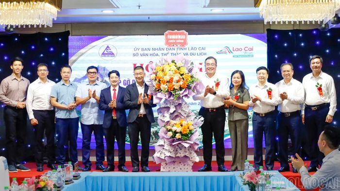 Thừa ủy quyền của Thường trực UBND tỉnh, lãnh đạo Sở Văn hóa, Thể thao và Du lịch tỉnh tặng hoa chúc mừng lãnh đạo Hiệp hội Du lịch tỉnh.