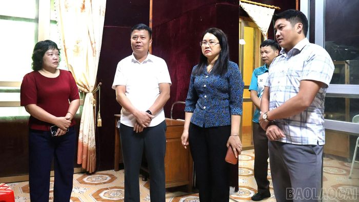Đồng chí Hoàng Thị Lan Hương - Phó Trưởng Ban văn hóa - xã hội HĐND tỉnh Lào Cai kiểm tra thực tế tại Trung tâm Dịch vụ tổng hợp xã Mù Cang Chải.