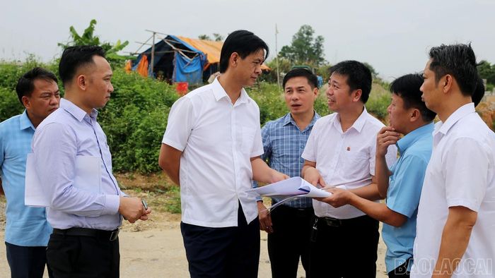 Đoàn công tác nghe báo cáo tiến độ triển khai Cụm công nghiệp Âu Lâu.