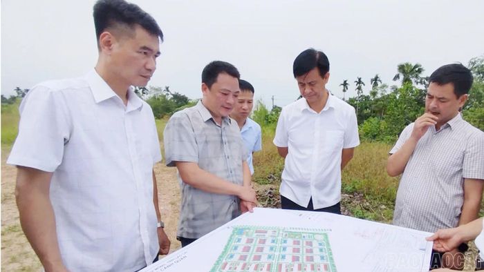 Đồng chí Phan Trung Bá trao đổi với địa phương và chủ đầu tư về tiến độ triển khai Cụm công nghiệp Y Can (xã Quy Mông).
