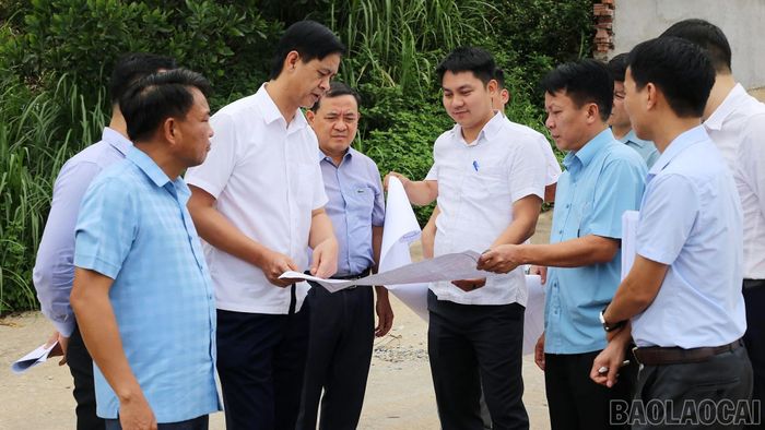 Đồng chí Phan Trung Bá cùng đoàn công tác kiểm tra tại Cụm công nghiệp Thịnh Hưng.