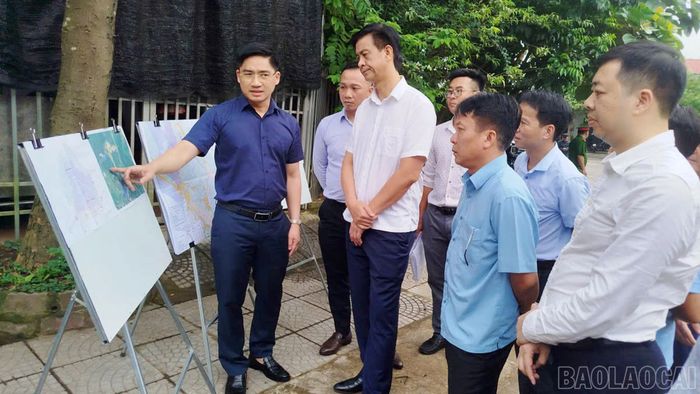 Lãnh đạo xã Trấn Yên báo cáo tiến độ triển khai Cụm công nghiệp Báo Đáp.