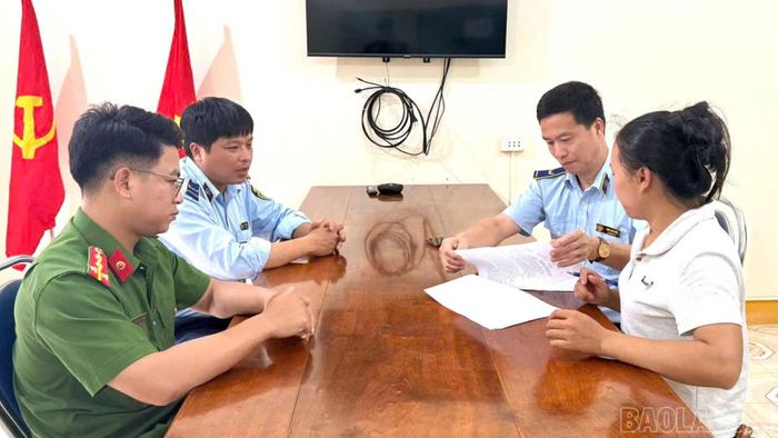 Bà L.T.P. được mời lên làm việc tại cơ quan chức năng.