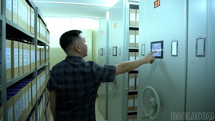 Hệ thống giá lưu trữ thông minh tại Trung tâm Dịch vụ tổng hợp Nội vụ tỉnh giúp theo dõi tình trạng kho, số lượng tài liệu và các thông số môi trường bảo quản.
