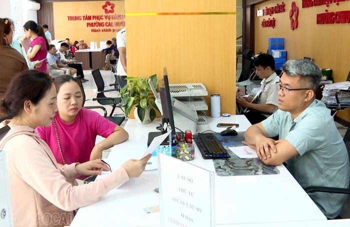 Người dân được cán bộ hướng dẫn thực hiện thủ tục hành chính tại Trung tâm Phục vụ hành chính công phường Cam Đường.