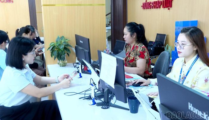 Chị Nguyễn Thị Hồng Linh được cán bộ phường Cam Đường hướng dẫn thực hiện thủ tục hành chính.