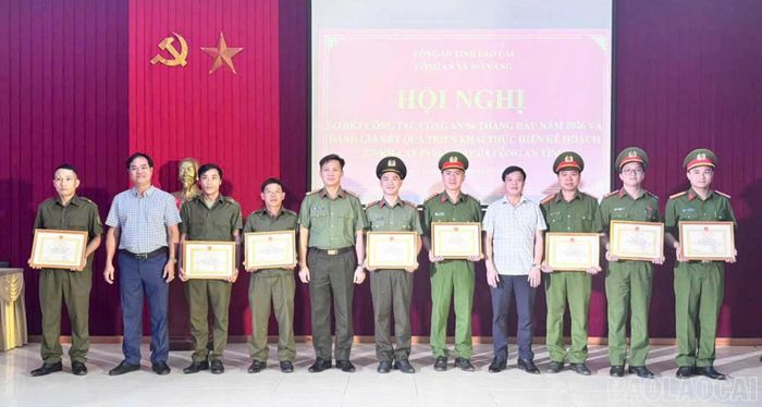 Các tập thể, cá nhân có thành tích xuất sắc trong công tác công an 6 tháng đầu năm 2026 được khen thưởng tại hội nghị.