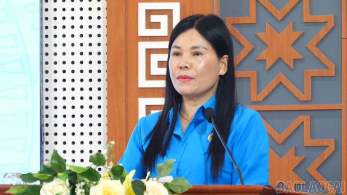 Đồng chí Nguyễn Thị Bích Nhiệm – Phó Chủ tịch ủy ban MTTQ Việt Nam tỉnh, Chủ tịch LĐLĐ tỉnh phát biểu chỉ đạo tại hội nghị.