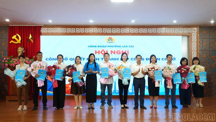 Lãnh đạo Liên đoàn Lao động tỉnh trao quyết định thành lập cho các công đoàn cơ sở mới.