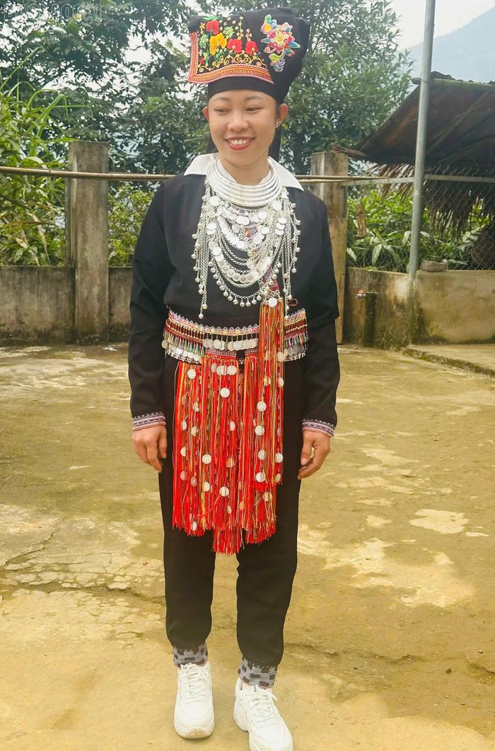 Chị Đặng Thị Sếnh trong trang phục truyền thống của đồng bào Dao đỏ.