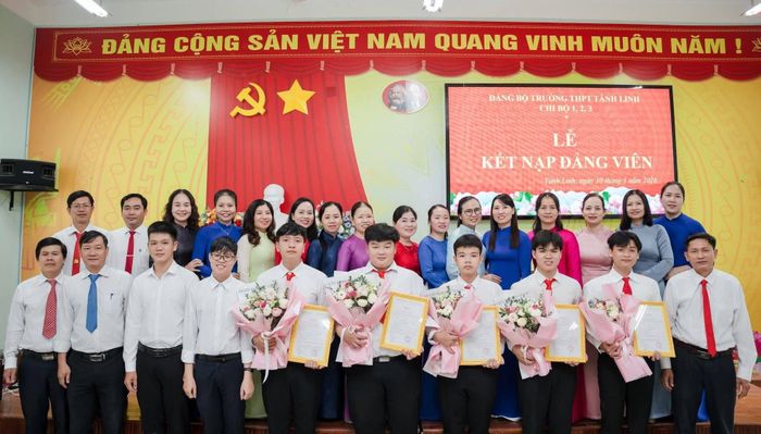 Kết nạp Đảng trong trường học ở Tánh Linh
