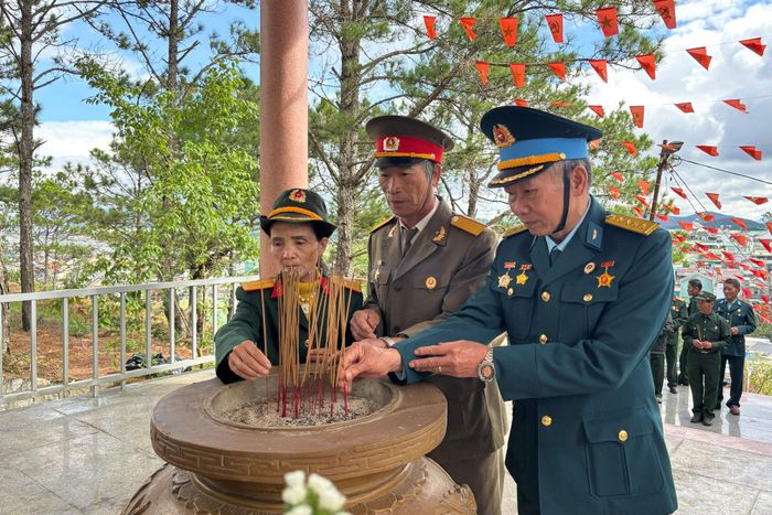 Thắp nhang tưởng niệm đồng chí, đồng bào tại Bia tưởng niệm