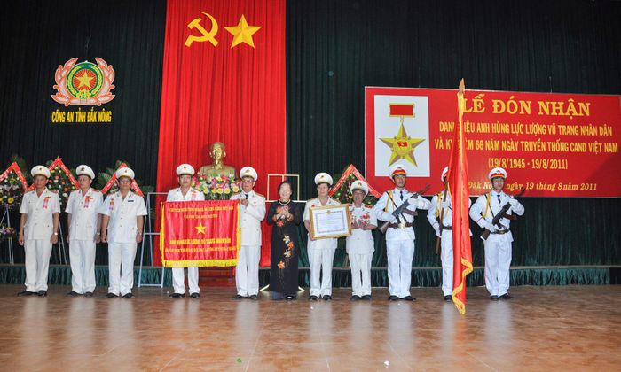 Phó Chủ tịch nước Nguyễn Thị Doan tặng danh hiệu Anh hùng Lực lượng vũ trang nhân dân cho Công an tỉnh năm 2011. Ảnh: Phương Thanh