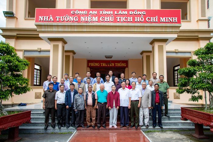 Các đồng chí nguyên lãnh đạo, cán bộ từng tham gia đấu tranh phòng, chống Fulro trong Công an tỉnh. Ảnh: Thiện Nhân