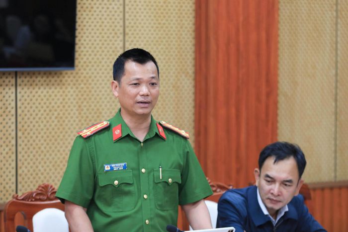 Đại tá Đậu Xuân Bảo, Phó Giám đốc Công an tỉnh Lâm Đồng giải đáp và hướng dẫn công dân thực hiện đúng các quy định của pháp luật tại các buổi tiếp công dân