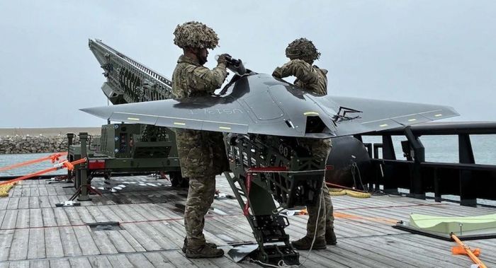 UAV tấn công Nyan được phóng từ máy phóng gắn trên boong tàu thử nghiệm XV Patrick Blackett trong diễn tập Neptune Reach. Ảnh: Hải quân Anh