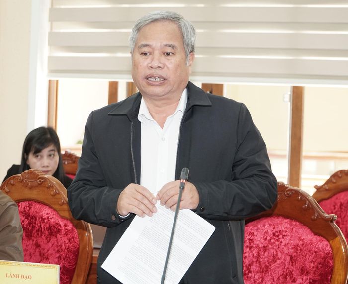 Lãnh đạo Thi hành án dân sự tỉnh báo cáo công tác thi hành về việc và tiền tại hội nghị