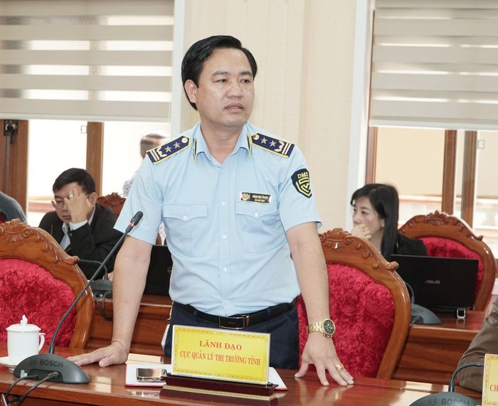 Lãnh đạo Cục Quản lý thị trường tỉnh báo cáo công tác kiểm tra, kiểm soát thị trường tại hội nghị