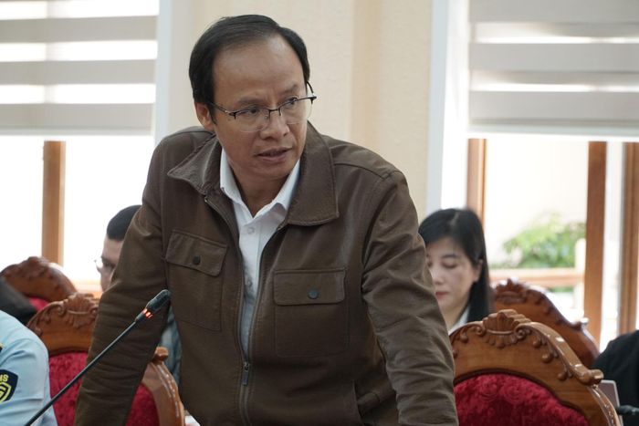 Lãnh đạo Chi cục Hải quan khu vực XIII báo cáo công tác kiểm tra, giám sát hàng hóa và phương tiện xuất nhập cảnh, thu thuế xuất nhập khẩu tại hội nghị