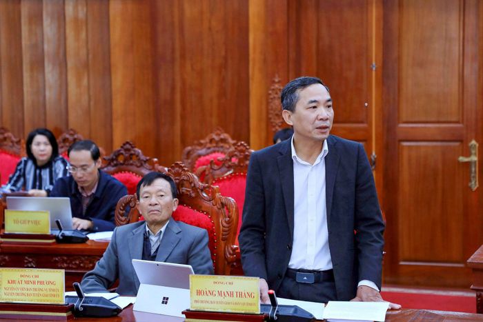 Phó Trưởng ban Tuyên giáo và Dân vận Tỉnh ủy Lâm Đồng Hoàng Mạnh Thắng báo cáo kết quả và nêu một số khó khăn trong công tác bảo vệ nền tảng tư tưởng của Đảng