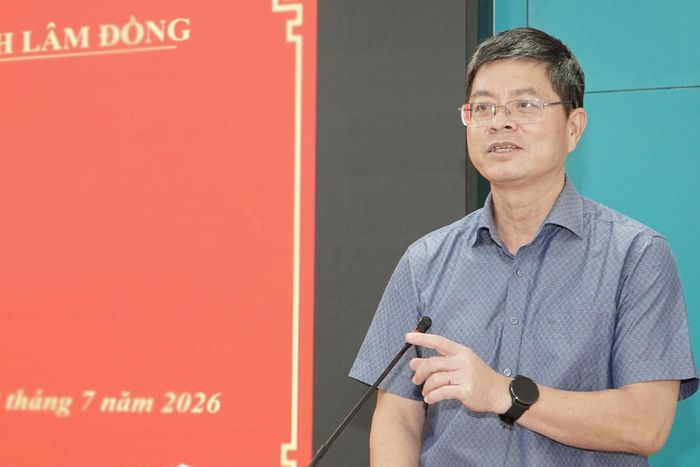 Đồng chí Nguyễn Hồng Hải, Phó Chủ tịch UBND tỉnh Lâm Đồng phát biểu giao nhiệm vụ cho đồng chí Cao Sơn Dũng