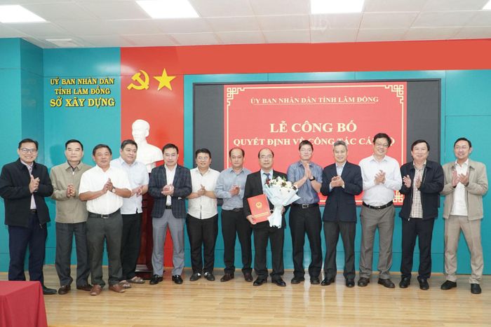 Phó Chủ tịch UBND tỉnh Lâm Đồng Nguyễn Hồng Hải, lãnh đạo Sở Nội vụ và tập thể Ban Giám đốc Sở Xây dựng chúc mừng đồng chí Cao Sơn Dũng