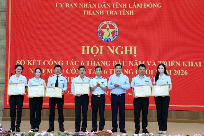 Lãnh đạo tỉnh Lâm Đồng tặng Bằng khen của Chủ tịch UBND tỉnh cho các tập thể, cá nhân của Thanh tra tỉnh có thành tích xuất sắc