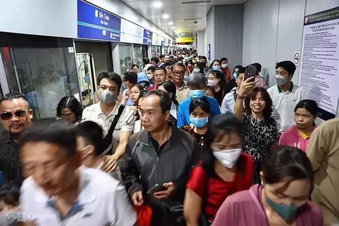 Khách chờ lên tàu ở ga Bến Thành của metro Bến Thành - Suối Tiên. (Ảnh: Thanh Tùng).