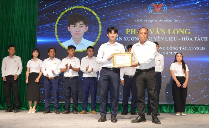 Phó Giám đốc Công ty Nhôm Đắk Nông - TKV trao tặng Giấy khen cho các cá nhân có thành tích xuất sắc
