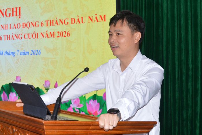 Giám đốc Công ty Nhôm Đắk Nông - TKV Nguyễn Văn Phòng phát biểu tại hội nghị