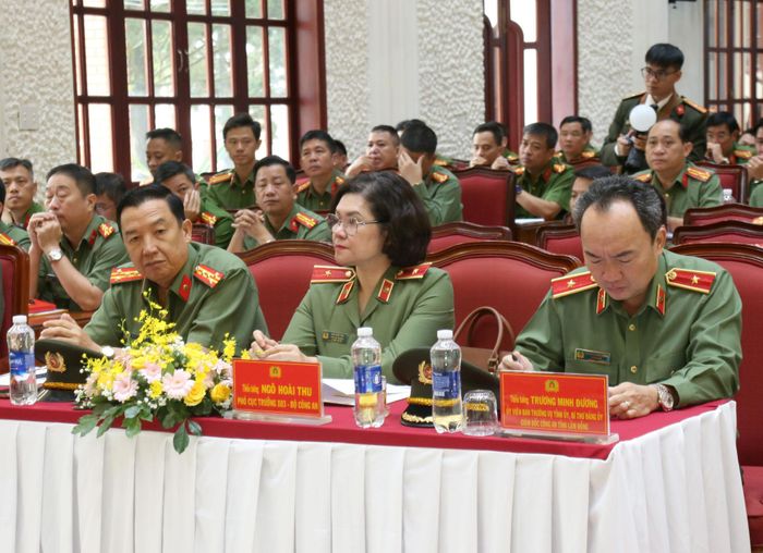 Thiếu tướng Ngô Hoài Thu, Phó Cục trưởng Cục Công tác chính trị (Bộ Công an); Thiếu tướng Trương Minh Đương, Giám đốc Công an tỉnh Lâm Đồng dự hội nghị