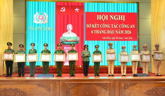 Thiếu tướng Ngô Hoài Thu, Phó Cục trưởng Cục Công tác chính trị (Bộ Công an) trao Bằng khen của Thủ tướng Chính phủ cho các cá nhân có thành tích xuất sắc