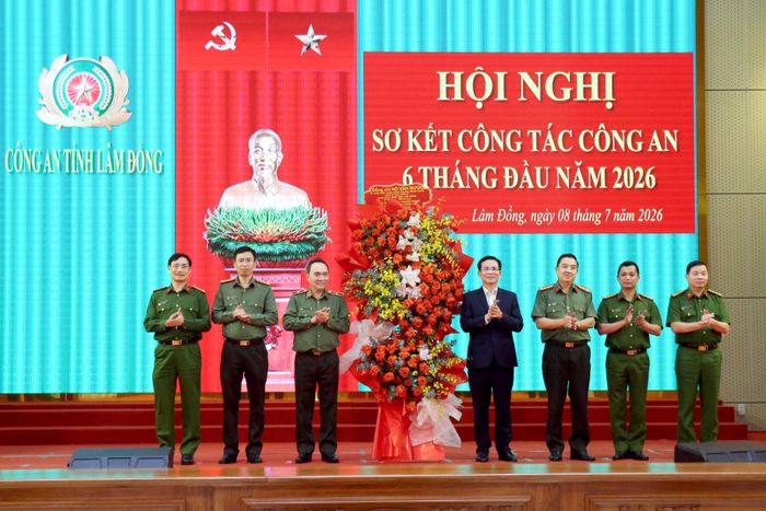 Ủy viên Ban Chấp hành Trung ương Đảng, Phó Bí thư Tỉnh ủy, Chủ tịch UBND tỉnh Hồ Văn Mười tặng hoa chúc mừng 80 năm Ngày truyền thống lực lượng An ninh nhân dân