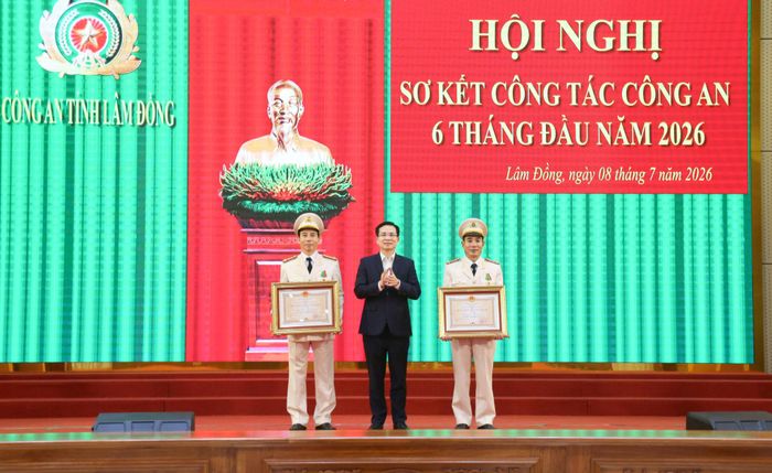 Thừa ủy quyền của Chủ tịch nước, Ủy viên Ban Chấp hành Trung ương Đảng, Phó Bí thư Tỉnh ủy, Chủ tịch UBND tỉnh Hồ Văn Mười trao Huân chương Bảo vệ Tổ quốc Hạng Nhì cho các cá nhân có thành tích xuất sắc