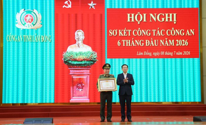 Ủy viên Ban Chấp hành Trung ương Đảng, Phó Bí thư Tỉnh ủy, Chủ tịch UBND tỉnh Hồ Văn Mười trao Bằng khen của Thủ tướng Chính phủ cho Công an tỉnh Lâm Đồng