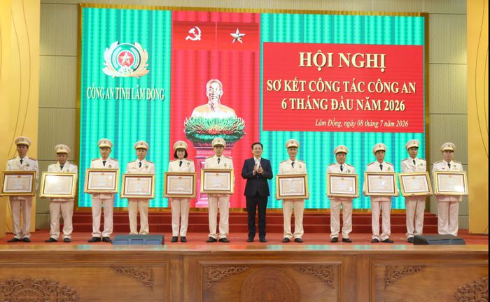 Ủy viên Ban Chấp hành Trung ương Đảng, Phó Bí thư Tỉnh ủy, Chủ tịch UBND tỉnh Hồ Văn Mười trao Huân chương Bảo vệ Tổ quốc Hạng Ba cho các cá nhân có thành tích xuất sắc trong nhiều năm liền