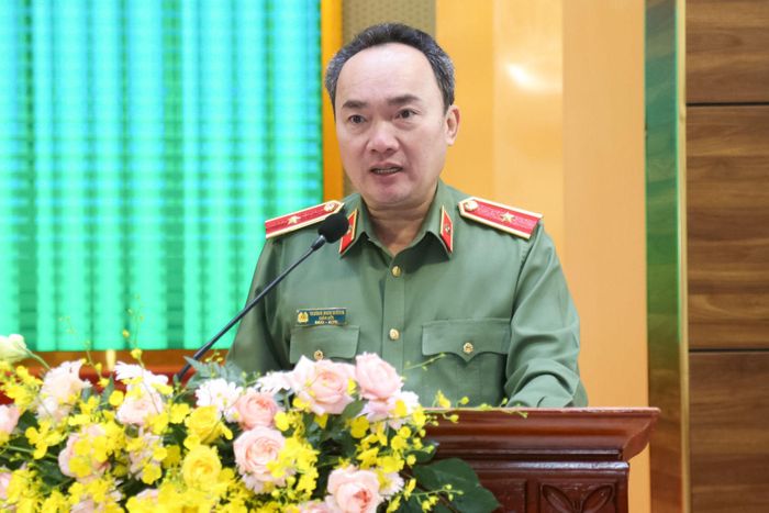 Thiếu tướng Trương Minh Đương, Giám đốc Công an tỉnh Lâm Đồng báo cáo những kết quả nổi bật của lực lượng công an trong 6 tháng đầu năm 2026